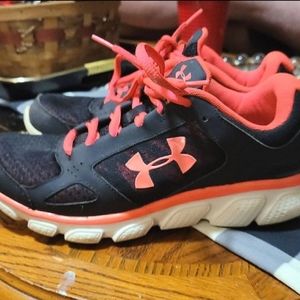 EUC WOMENS UNDER ARMOUR SHOES